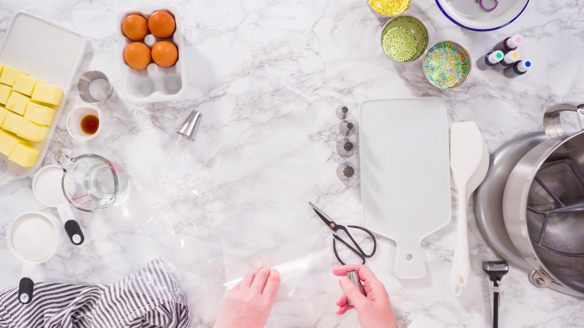 Set attrezzato per lezioni di cucina online con utensili e ingredienti