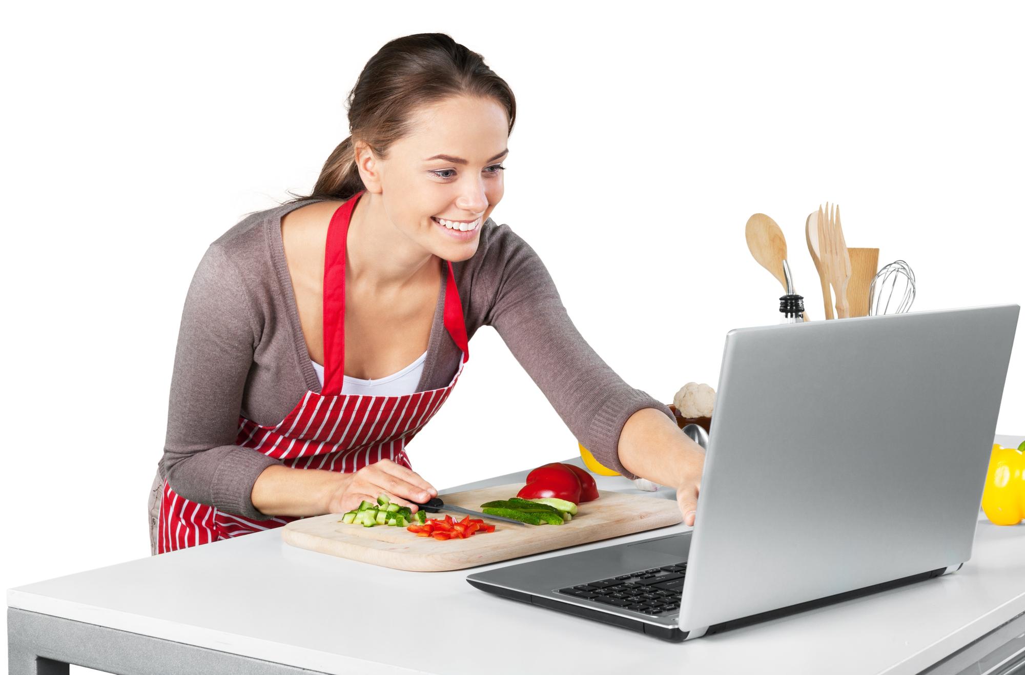 Studente che segue una lezione di cucina online dal proprio bancone