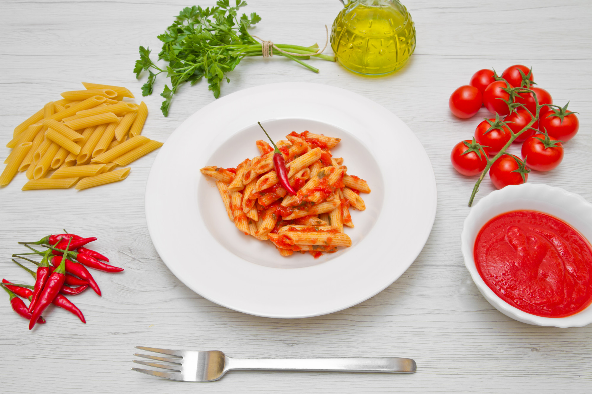 Piatto finito: pasta al pomodoro con basilico fresco